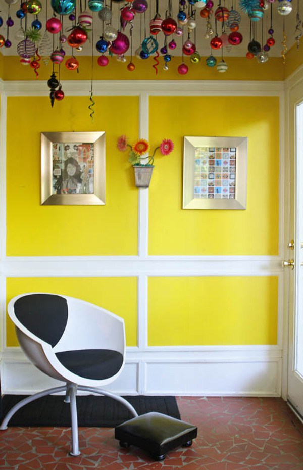 Cuelga las esferas de navidad del techo - LaCelebracion.com